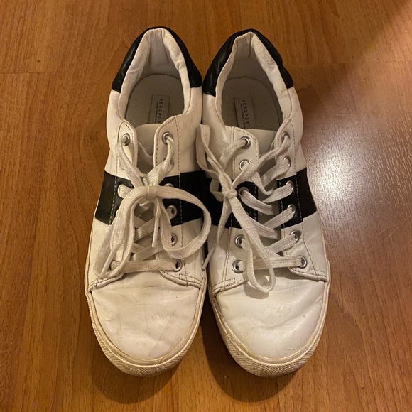 Aeropostale Striped Patent Leather Sneaker Womens 9 - Picture 1 of 4